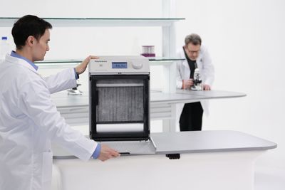 two scientists using the polyscience dynamic air filter system in their lab