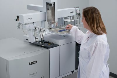 a scientist in the lab using hydrogen as a carrier gas for gc-ms analysis